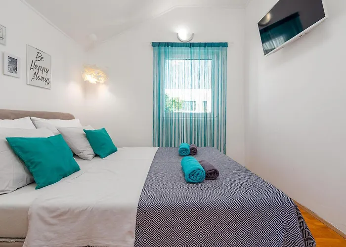 Four-bedroom In Hébergement de vacances Vir